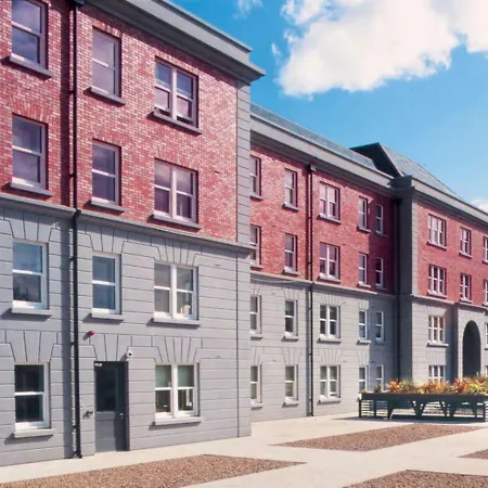 2 Bedroom In Secure With Parking